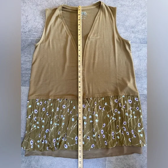 Logo open vest. Olive green and lavender. Size XS. - Picture 11 of 14